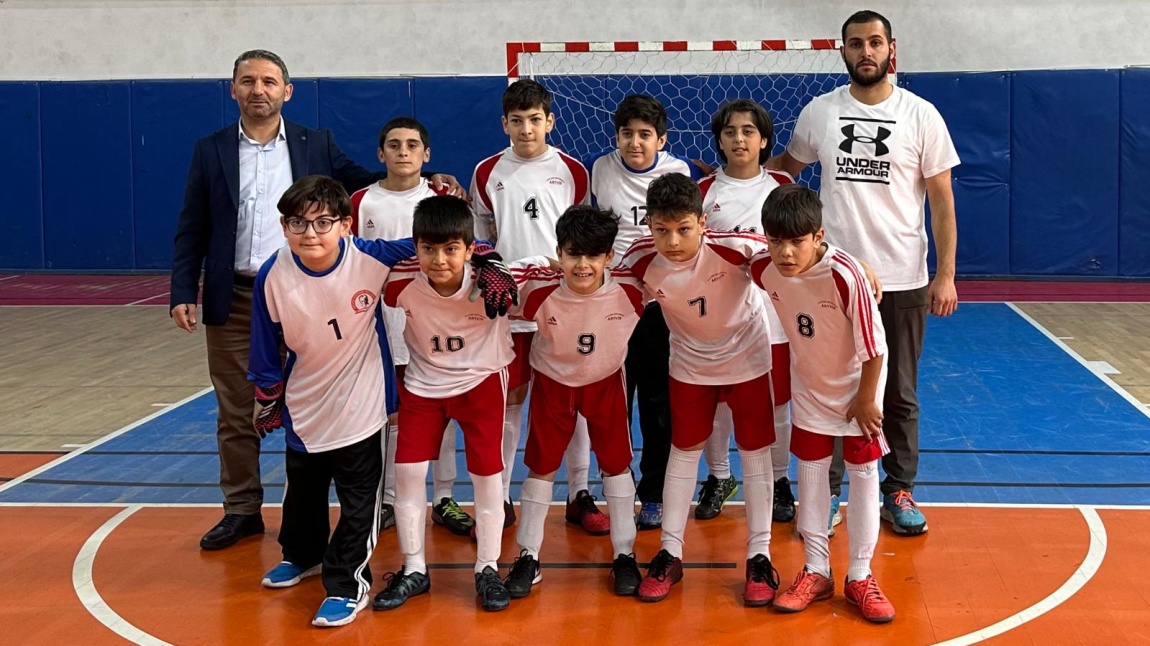 KÜÇÜK ERKEKLER FUTSAL MÜSABAKALARINDA MERKEZ İLÇE 1.Sİ OLAN TAKIMIMIZA İL 1.LİĞİ MÜCADELESİNDE BAŞARILAR DİLİYORUZ!